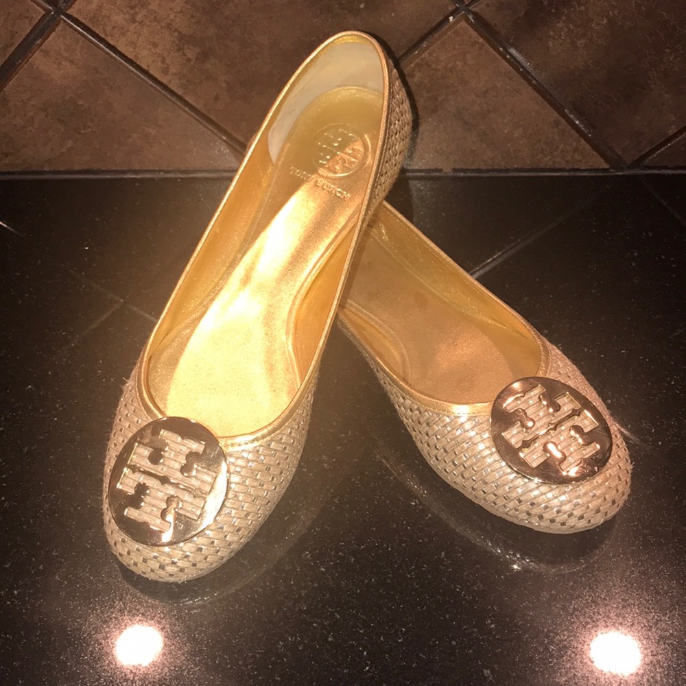 Tory Burch gold flats!!NWOT🖤